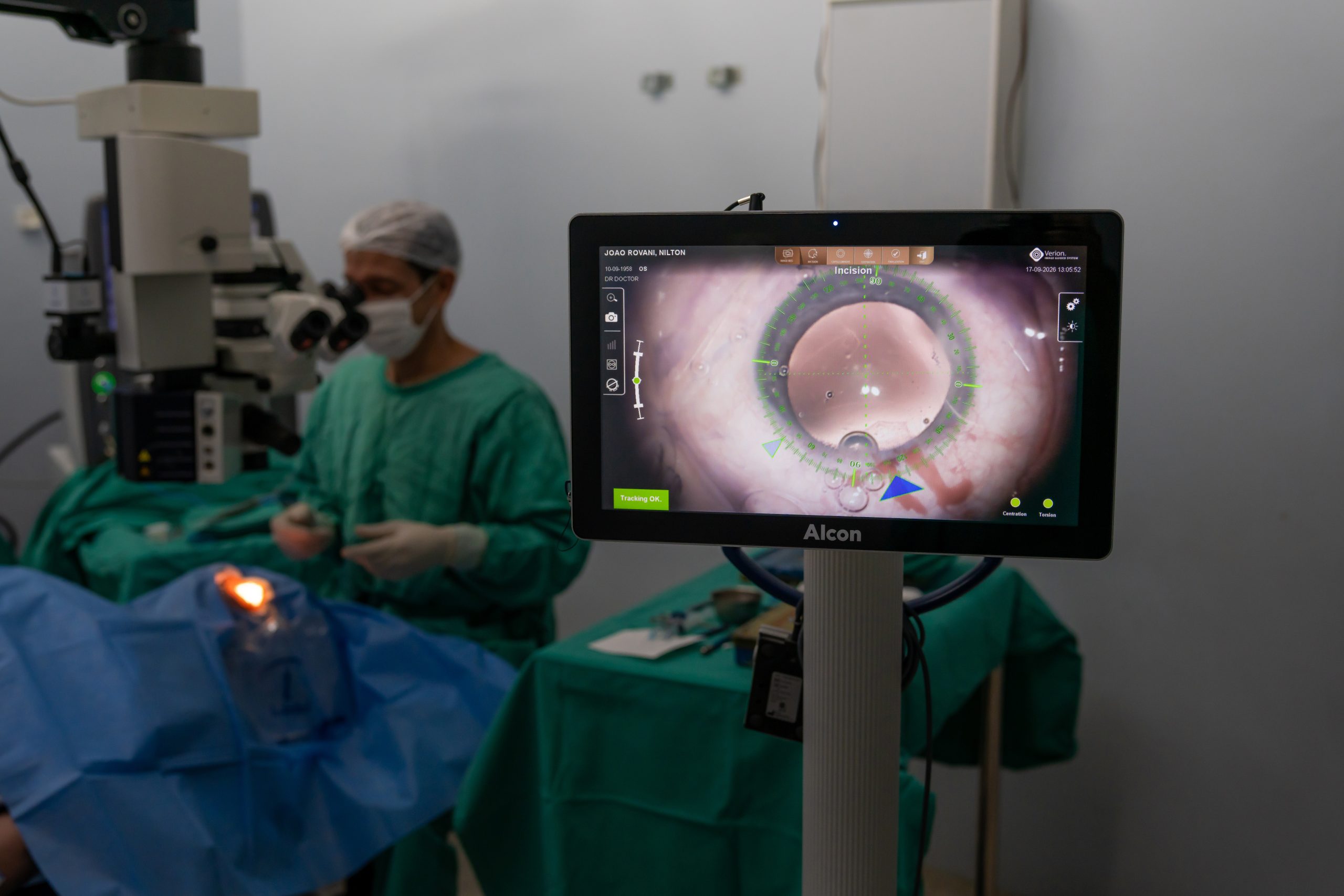 Imagem da cirurgia em alta definição no monitor