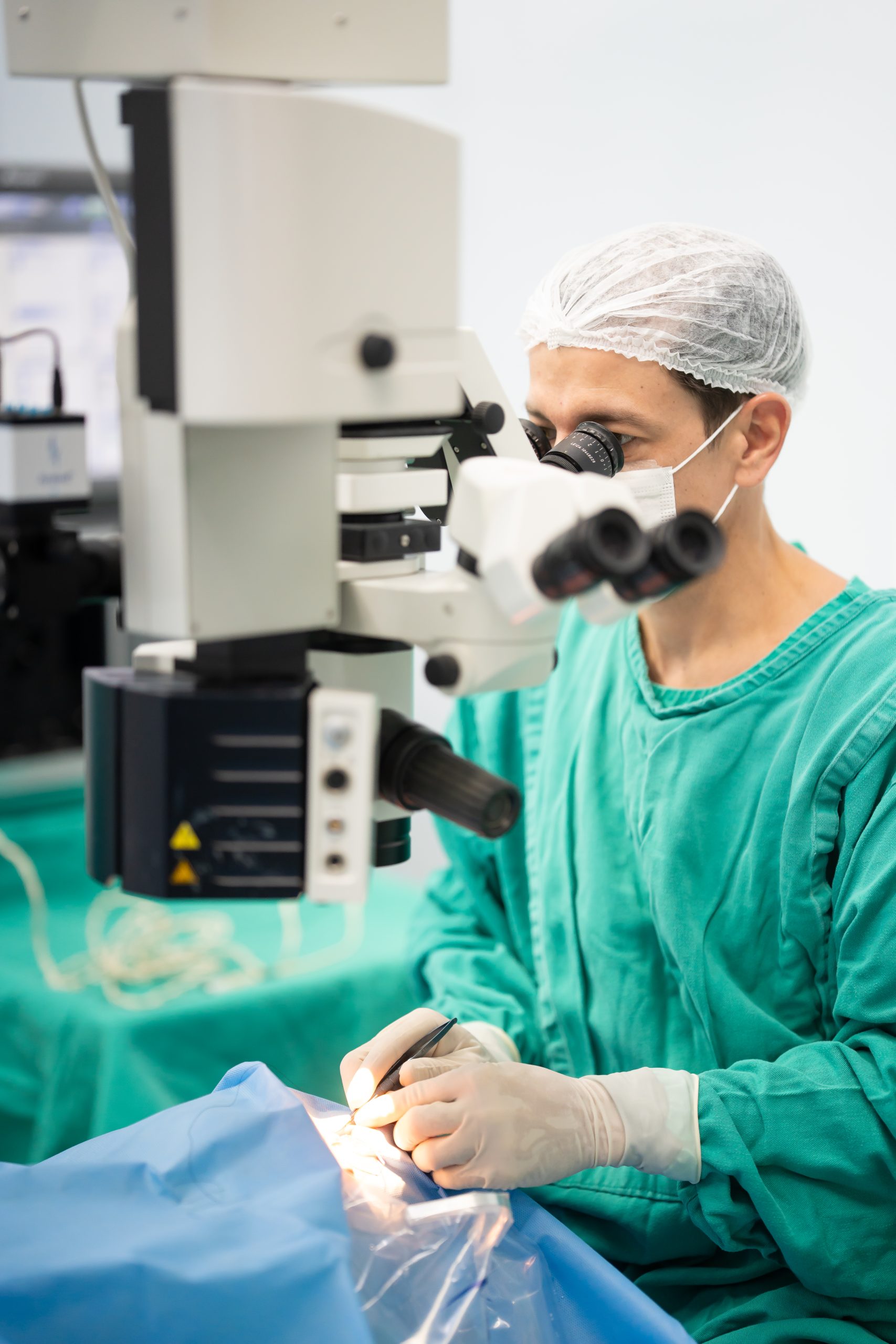 Dr. Luiz Martinelli operando com microscópio cirúrgico em Sinop-MT